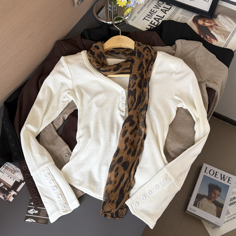 2026 Autumn Solid V-Neck Long Sleeve Women's T-Shirt with Multi-Button Decoration and Leopard Print Scarf